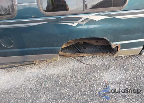 1998 Ford E-150 Recreational z USA, uszkodzony, nr VIN 1FDRE14L6WHA02120